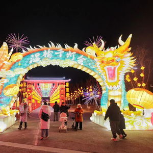 《延绵千年景，璀璨一夜灯 温榆河公园千盏自贡彩灯点亮，承扬巴蜀匠心成就北京最大灯会》